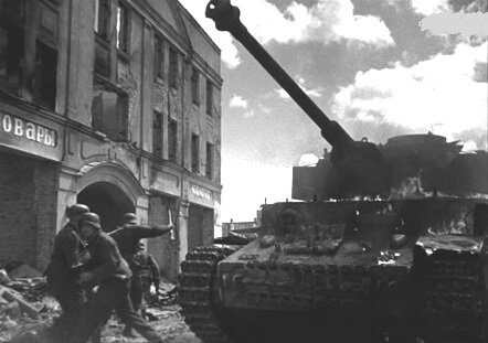 Настоящие длинноствольные Pz.Kpfw. IV поздних модификаций (в том числе исправные и на ходу) можно увидеть в фильме «Великий перелом» (1945 год; режиссёр – Ф. М. Эрмлер) 