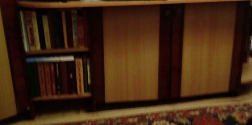 тумбочка с полками снизу, примыкает к угловому шкафу