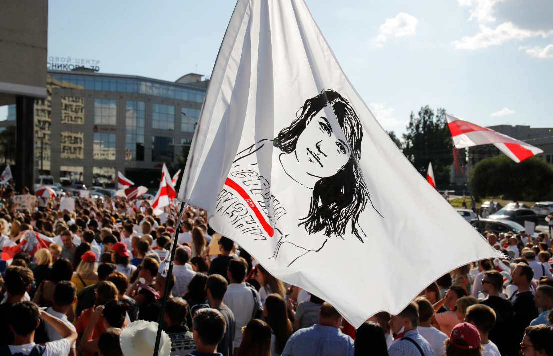 Оппозиция с портретом С. Тихановской. https://www.voanews.com/europe/belarus-opposition-calls-west-reaffirm-countrys-territorial-integrity