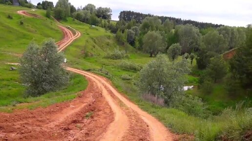 Крутая дорога между деревнями на горной стороне в Республике Марий Эл