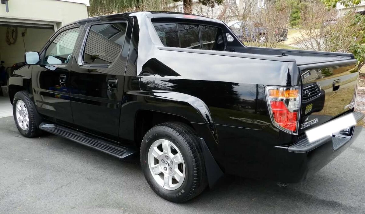 Борт автомобиля открывается в двух положениях(вбок и лежа создавая ровный пол).Под полом имеется полноценное багажное отделение.