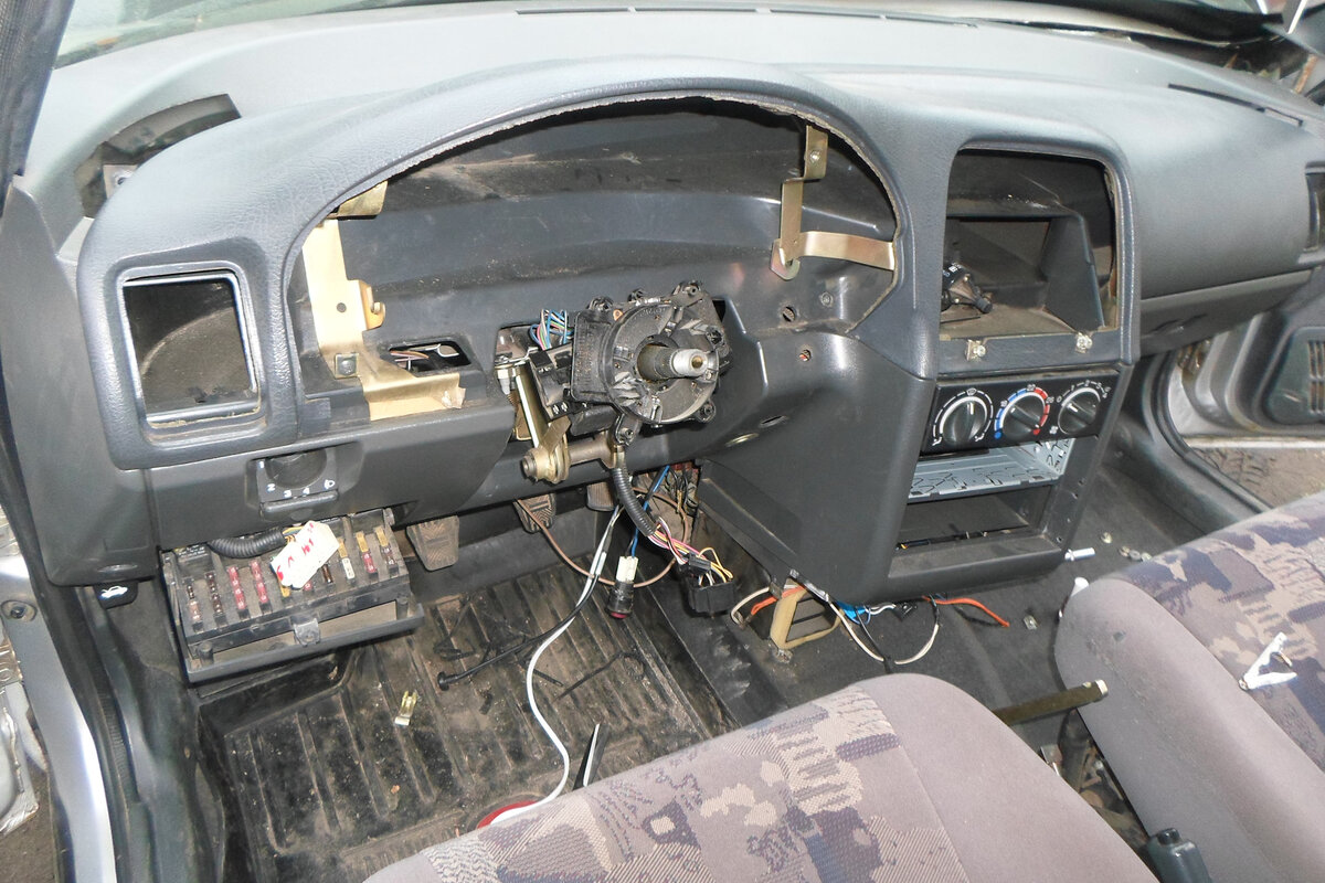 Фото салона нашей лады на свалке. Разобрали все что можно подать. Только кресла не успели еще снять.