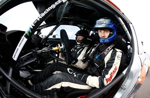 Пилот и штурман  гоночном авто, специально оборудованном каркасом безопасности