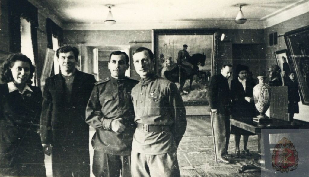 Герой Советского Союза М.В. Кантария в ЦМСА на выставке, посвящённой 30-летию Советской Армии. 23.2.1948 г.