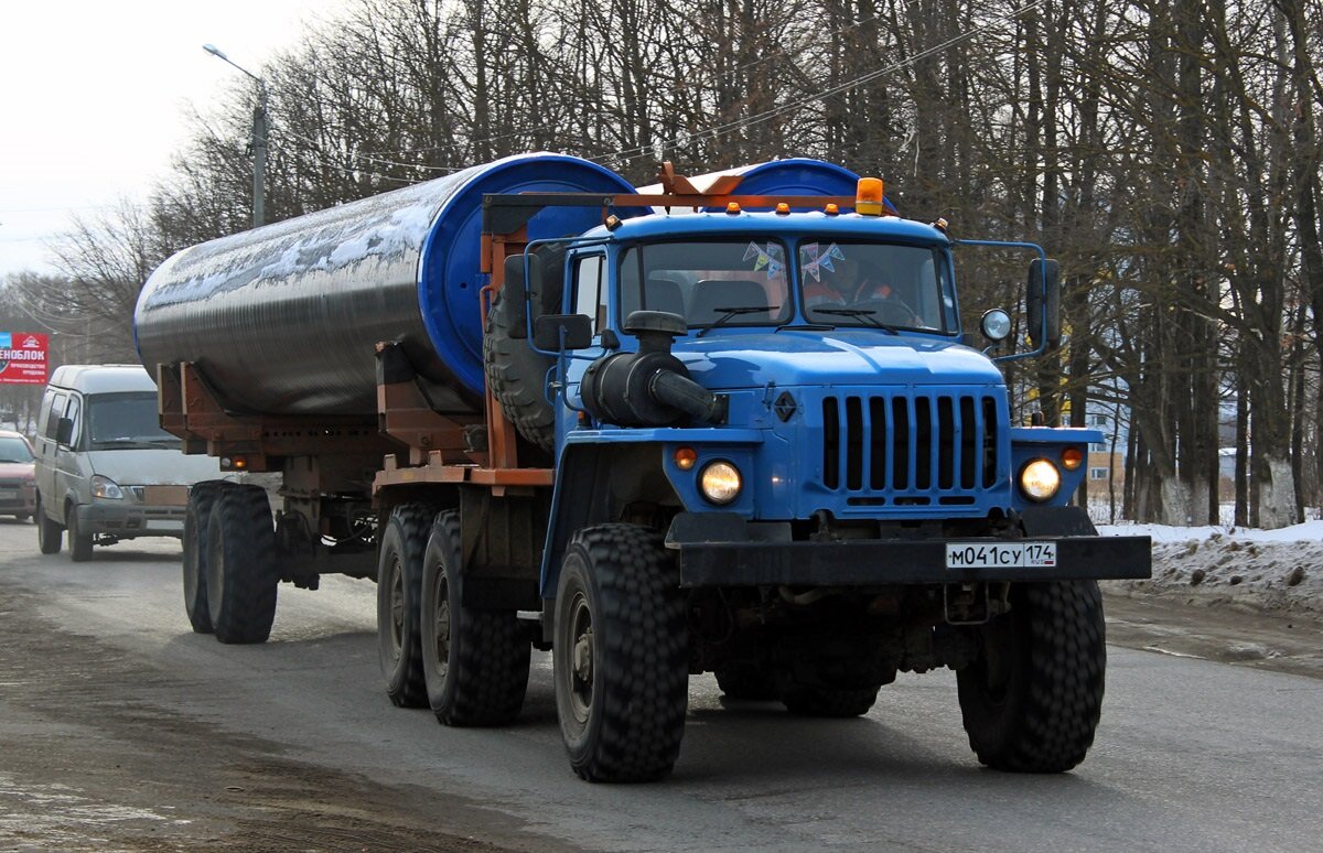 Обратите внимание на деформацию колеса большегруза. 