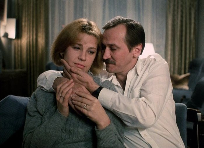 Несостоявшийся флейтист Филимонов и медсестра Лида. Кадр из фильма "Забытая мелодия для флейты". Источник фото- liveinternet.ru