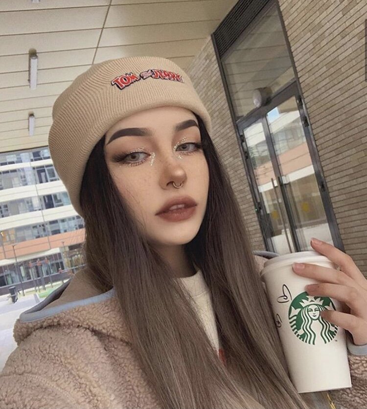 С стаканчиком или бутылочкой в руках 