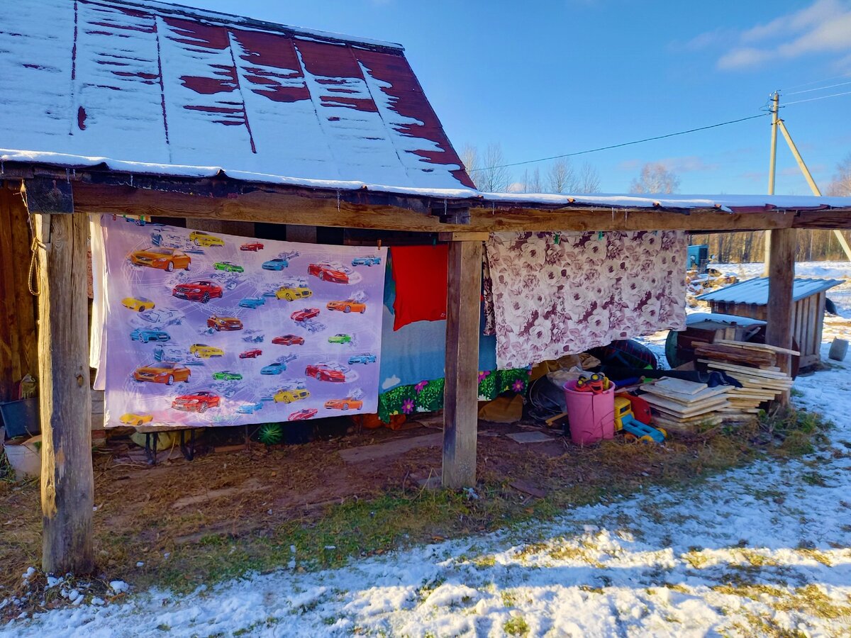 белье постиранное вывешивают здесь же, у бани, все по деревенски