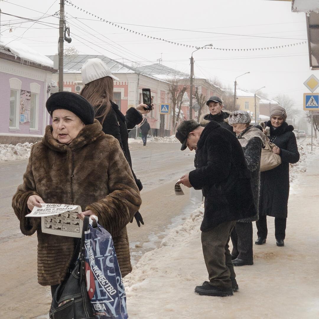 Реальная жизнь русские. Русская жизнь на улице. Как живут люди в Москве. Фотографии Дмитрия Маркова зима. Русская атмосфера фото люди.