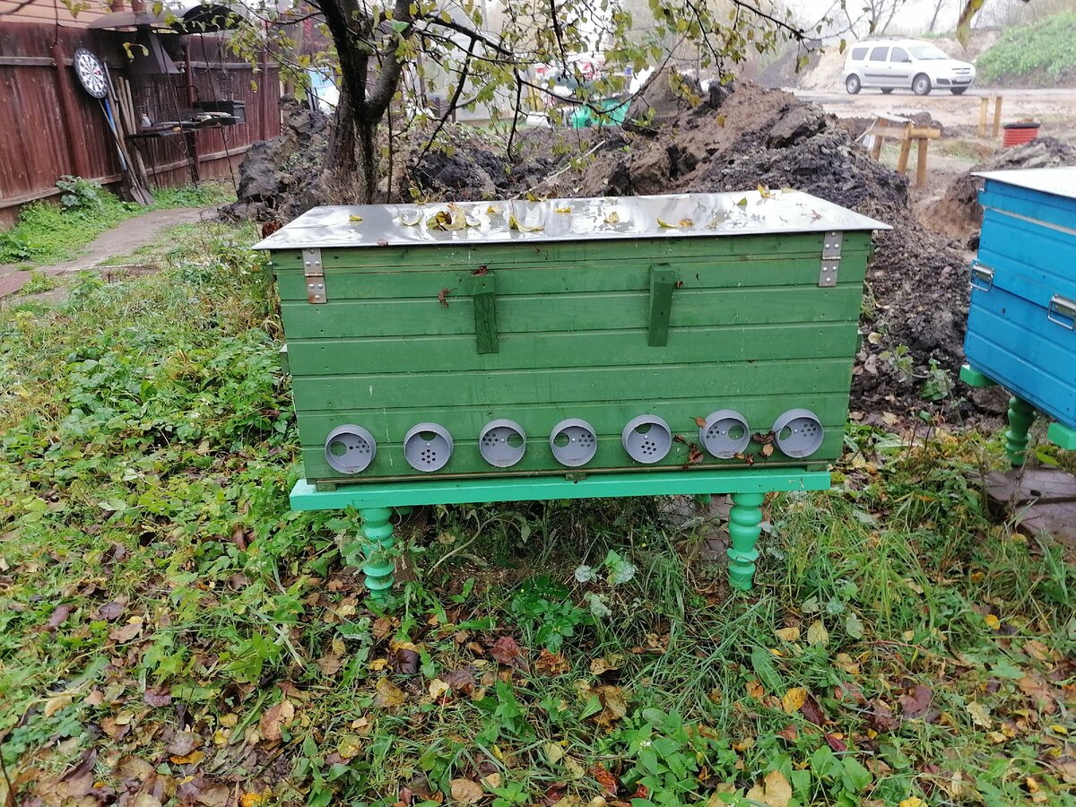 Деление на пол лёта можно сделать в любой части улья, главное чтобы с боков летка куда летаю пчёлы был ещё леток.