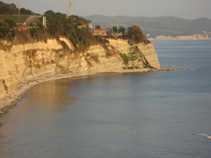 жуткое зрелище - свисающие ржавые трубы прямиком с обрыва тянуться в море, каким чудом они вообще там держаться ума не приложу. Вот это наша технология сразу видно!