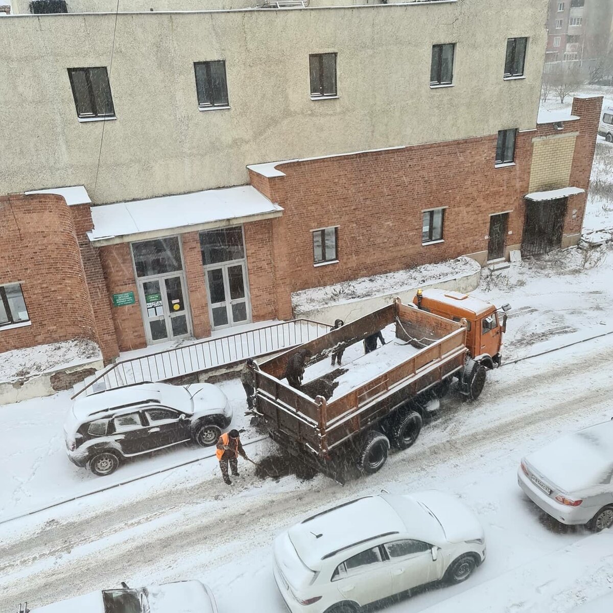 Россия без прикрас. Во Владивостоке бомжа не пустили погретьс в храм, он замёрз! Асфальт в снегу - дорожная традиция