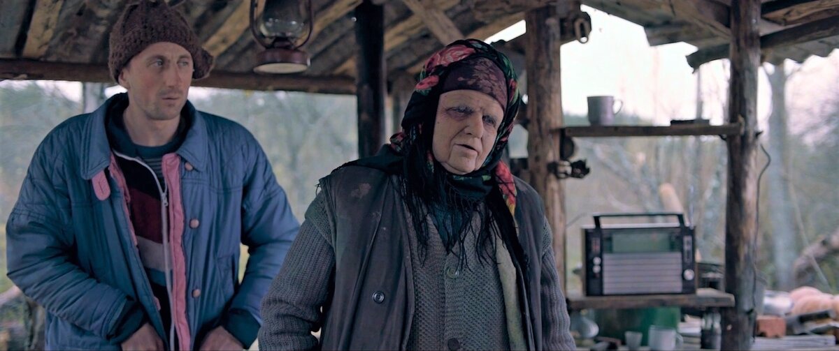 Вовчук и бабушка видят постъядерные чудеса. Кадр из к/ф «Брама». 