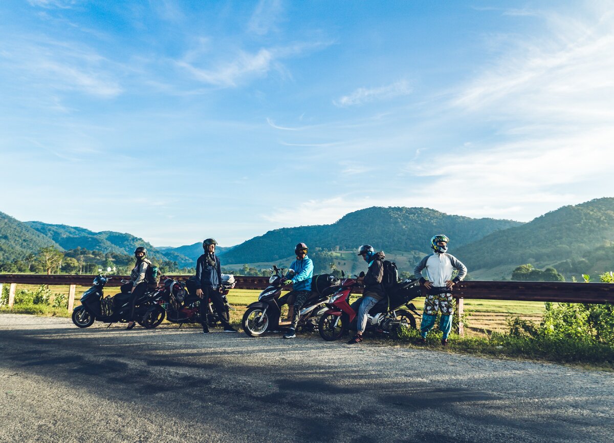 Наша компашка. Взяли надувные доски с вёслами в надежде покататься на озёрах. Я справа.