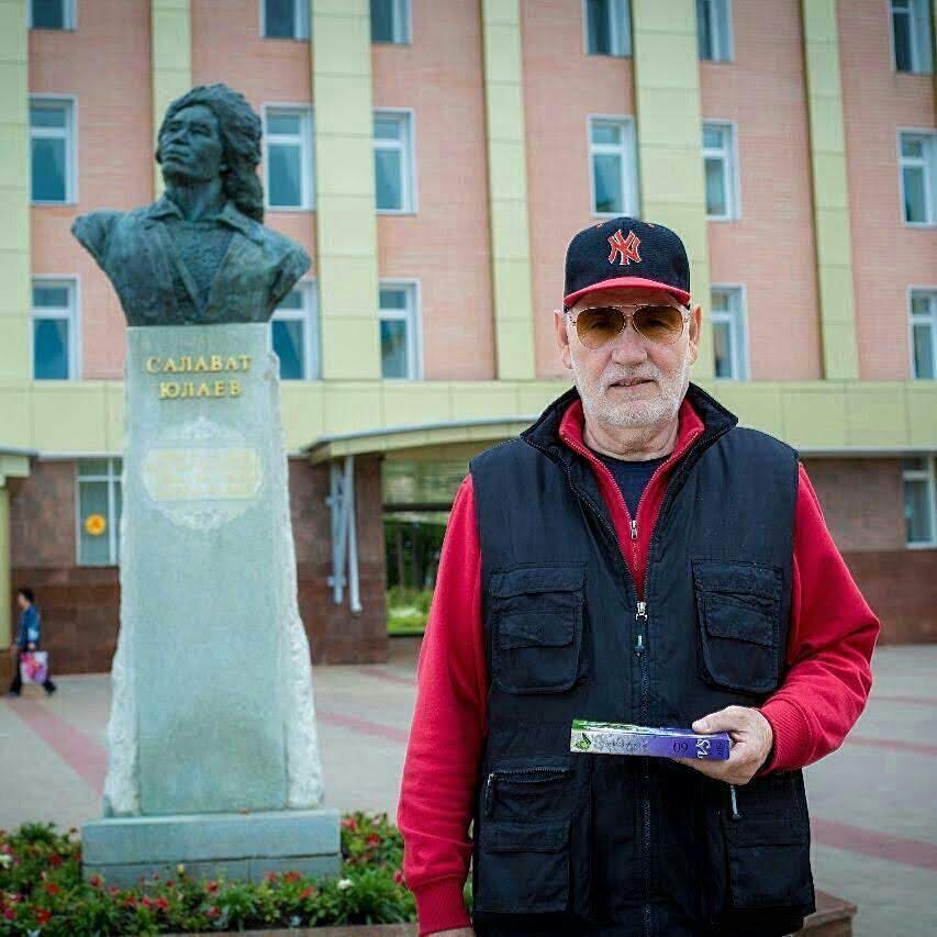  Памятник легендарному герою башкирского народа Салавату Юлаеву, - воину и поэту-импровизатору. В санатории "Янган-Тау" на Горящей горе 