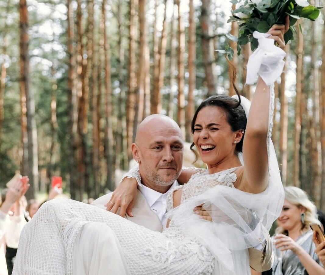 Совсем недавно украинский дуэт шокировал поклонников - сыграв пышную свадьбу. Этого события кажется никто не ожидал,  долгие годы ходил слух о том,что исполнители не могут терпеть друг друга и что отношения между коллегами мягко говоря « на ножах».