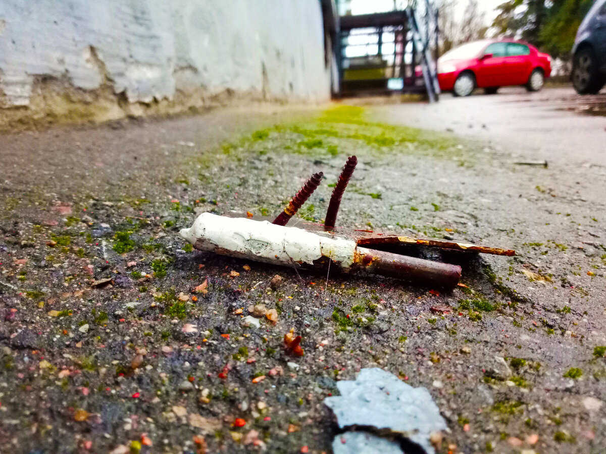 Прочно держатся в отверстиях петли. Прочное получилось основание, опасная конструкция. Ладно машина, а если кто наступит / или споткнётся:(