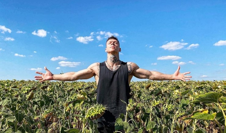 Артист находится в прекрасной атлетической форме 