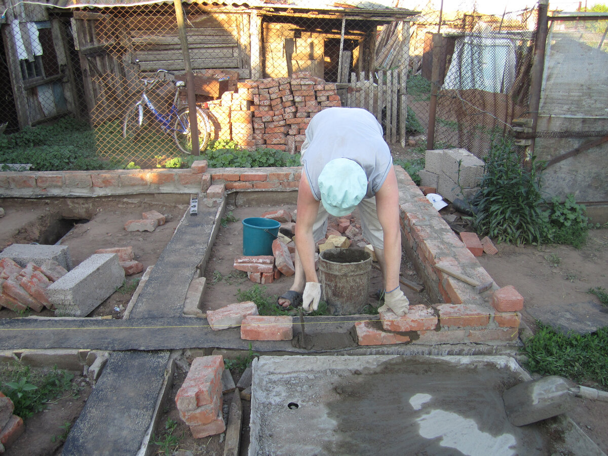 Я кладу цоколь, в жизни все надо попробовать