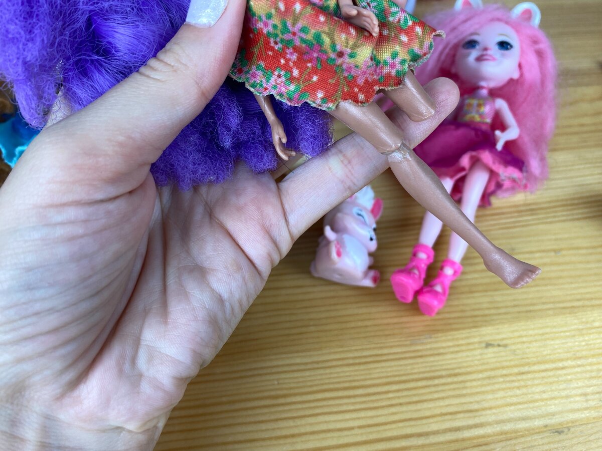 Вот такая она с одной ногой - муж сказал можно приклеить, как и вторую... Фото https://zen.yandex.ru/rastem_vmeste