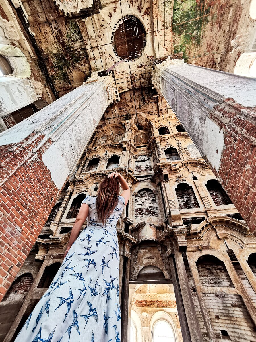 Внутри Рождественской церкви сохранился потрясающий резной иконостас