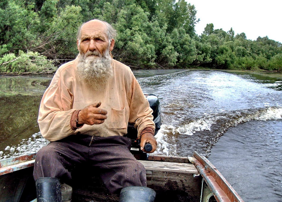 Видео старый дедушка. Старик Рыбак. Дед в лодке. Старик в лодке. Старик у реки.