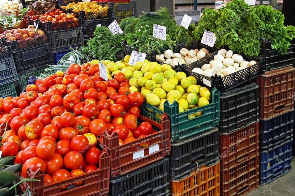 Недавно закончили ремонт в квартире. В связи с чем появилось несколько идей. Хочу поделиться.  В самом начале ремонта появилась потребность «складировать» ненужные вещи, которых оказалось достаточно много. Согласитесь, не всегда удобно складывать вещи в пакеты, особенно если это, например, посуда, предметы декора, вазы, книги и т.д. Идея складировать именно в пластиковые ящики пришла мне в магазине в овощном отделе. Ящики с овощами и фруктами разных размеров, что достаточно удобно. А самое главное – их же можно штабелировать! То есть ставить друг на друга. Получается достаточно устойчивая конструкция (предусмотрены пазы, ящики крепятся друг на друга). В этом же магазине я уточнила, могу ли я попросить  несколько таких ящиков. Доброжелательный продавец сообщила, что они выбрасывают их обычно, но есть несколько и она мне их отдаст. Здорово! Я поблагодарила добрую женщину. Принесла ящики домой, сложила в 2 ящика всю стеклянную утварь из посудного шкафа и поставила  ящики друг на друга на балкон. 