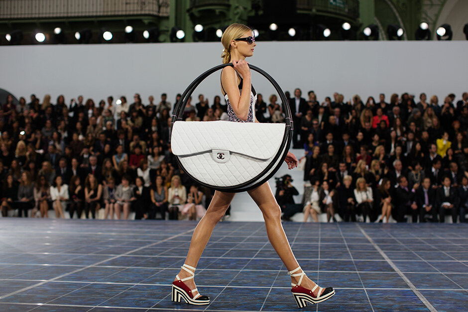 Источник фото: https://sevelina.com/wp-content/uploads/2012/10/Hula-Hoop-Bag-from-Chanel.jpg