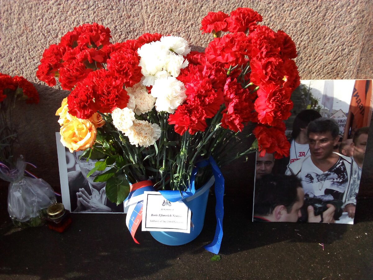 Это букет от Посольства Великобритании. Надпись: "In memory of Boris Efimovich Nemtsov. Embassy of the United Kingdom"