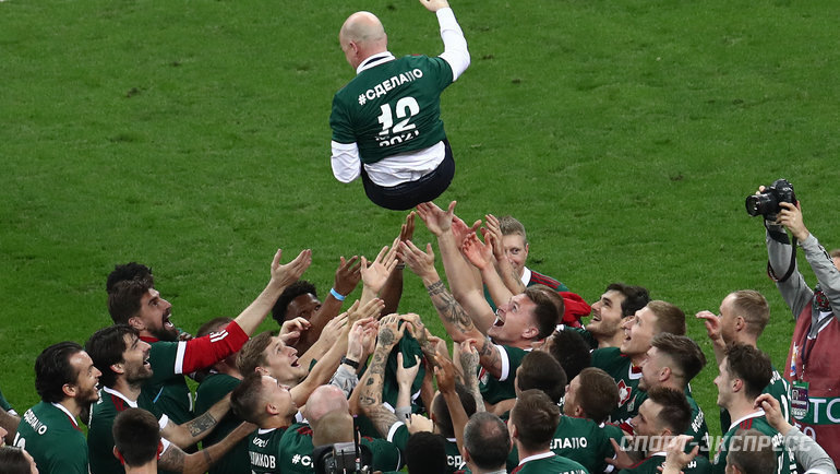 Команда качает тренера Николича