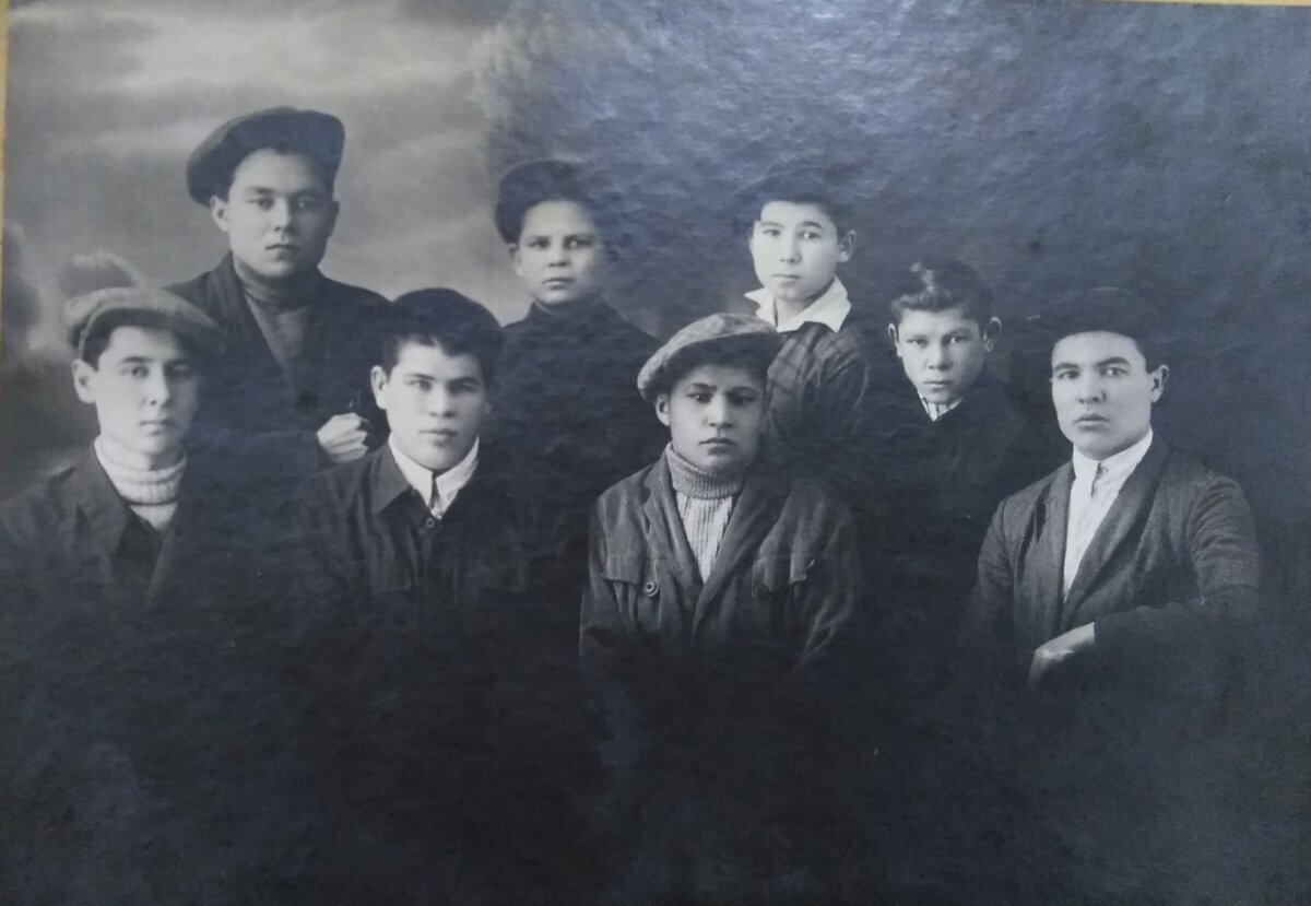 Во время учебы в техникуме (Миша - в нижнем ряду крайний слева)