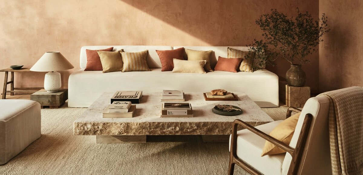 Гостиная в стиле средиземноморья, каменный стол занимает центральное место