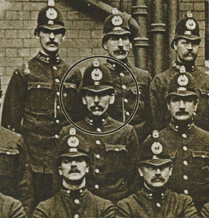 Несколько лет назад в архивах был обнаружен снимок группы ливерпульских полицейских примерно 1919 года. На ней обнаружился дед Джорджа Харрисона Джон Френч (обведён в кружок). Удивительно, но он просто копия того, каким стал сам Джордж годам к 25!