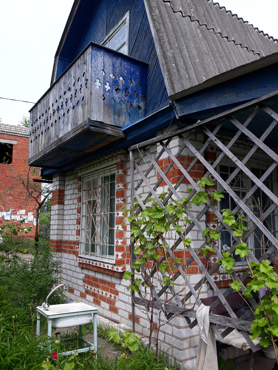 Сзади видно недострой