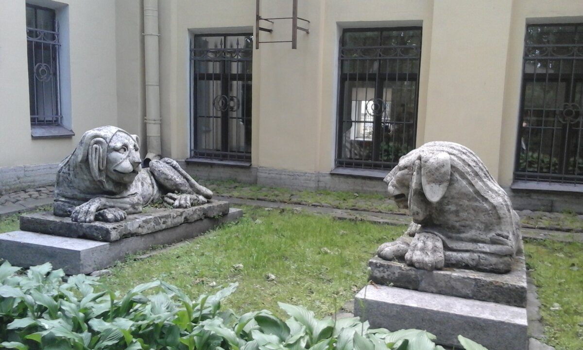 А еще там были вот такие львы (?), которые показались мне очень необычными и дружелюбными. Во всяком случае, не такие скульптуры я ожидала встретить на кладбище. Фото автора, 2016 год.