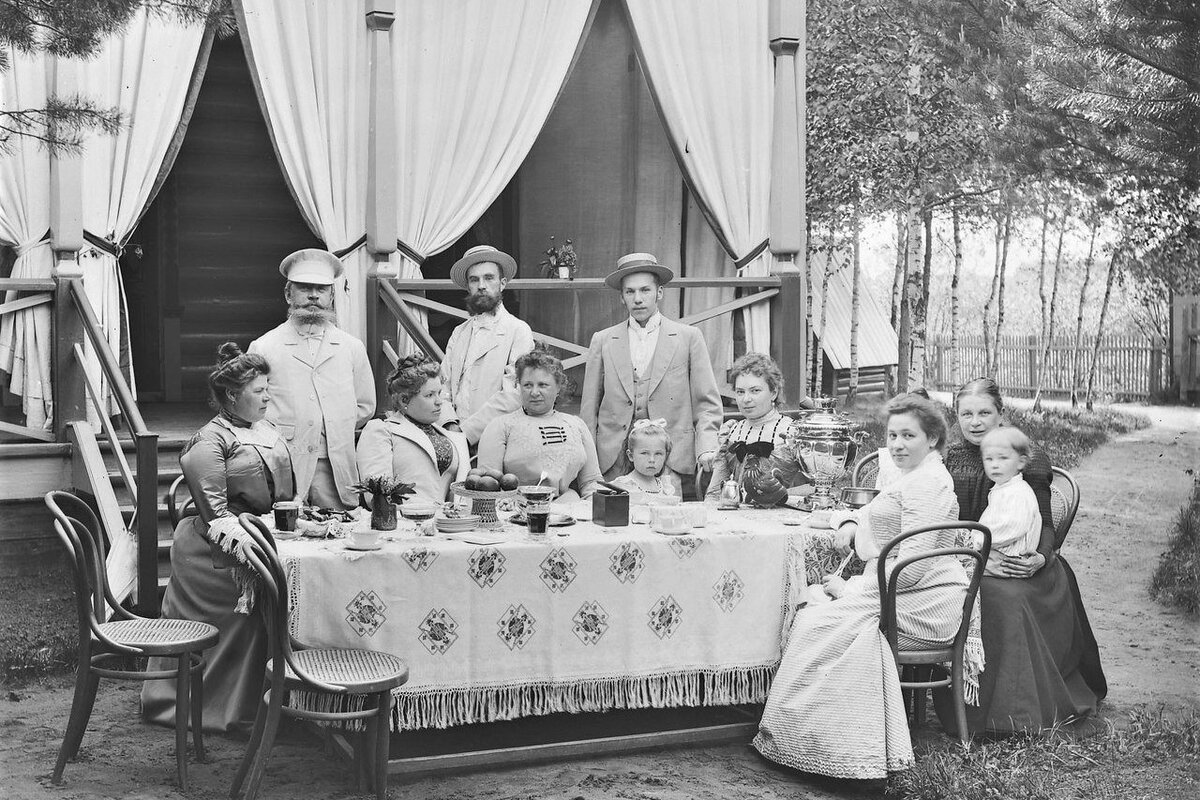 Чаепитие с гостями семьи Менкель на даче. Автор – Н.М. Щапов. Московская губерния. 17 мая 1901 года. Спасибо комментатору Валентине Копыловой. 