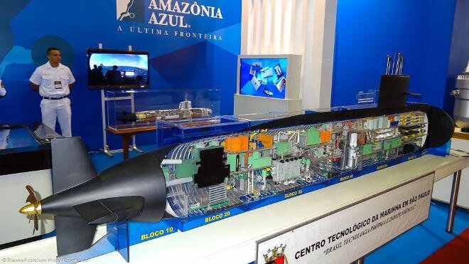 Модель бразильской АПЛ на выставке LAAD-2015