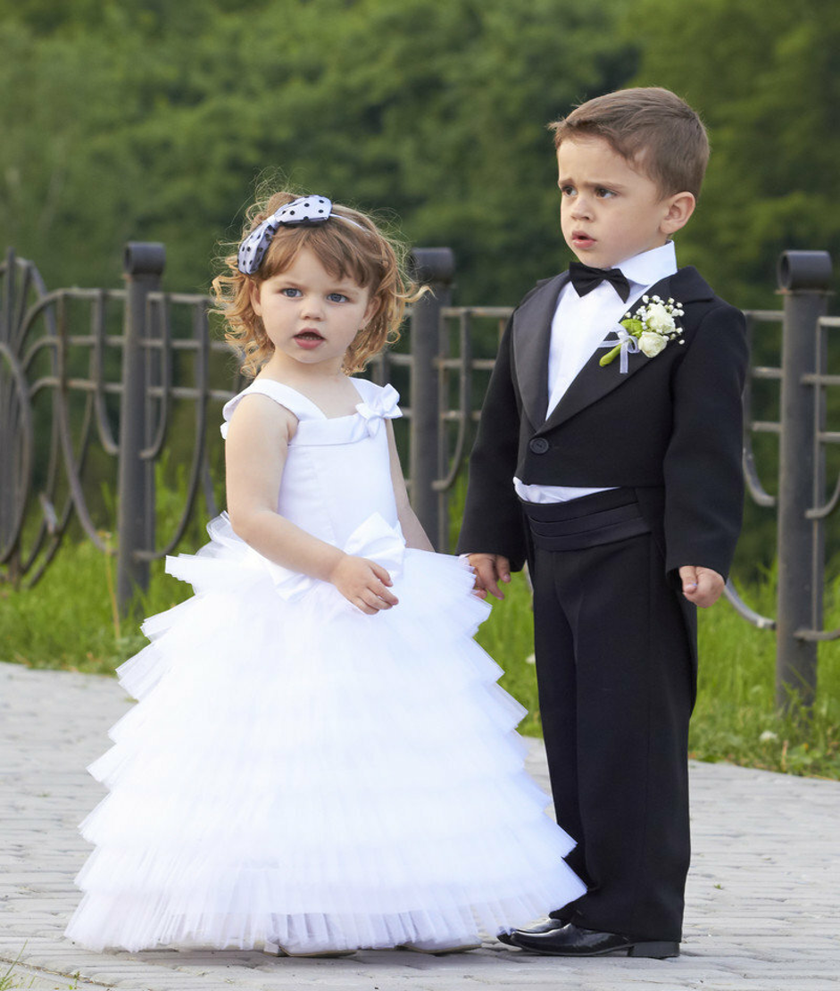 Жениха 7 лет. Дети в свадебных нарядах. Мальчик и девочка в свадебных нарядах. Мальчик в свадебном платье. Дети жених и невеста.
