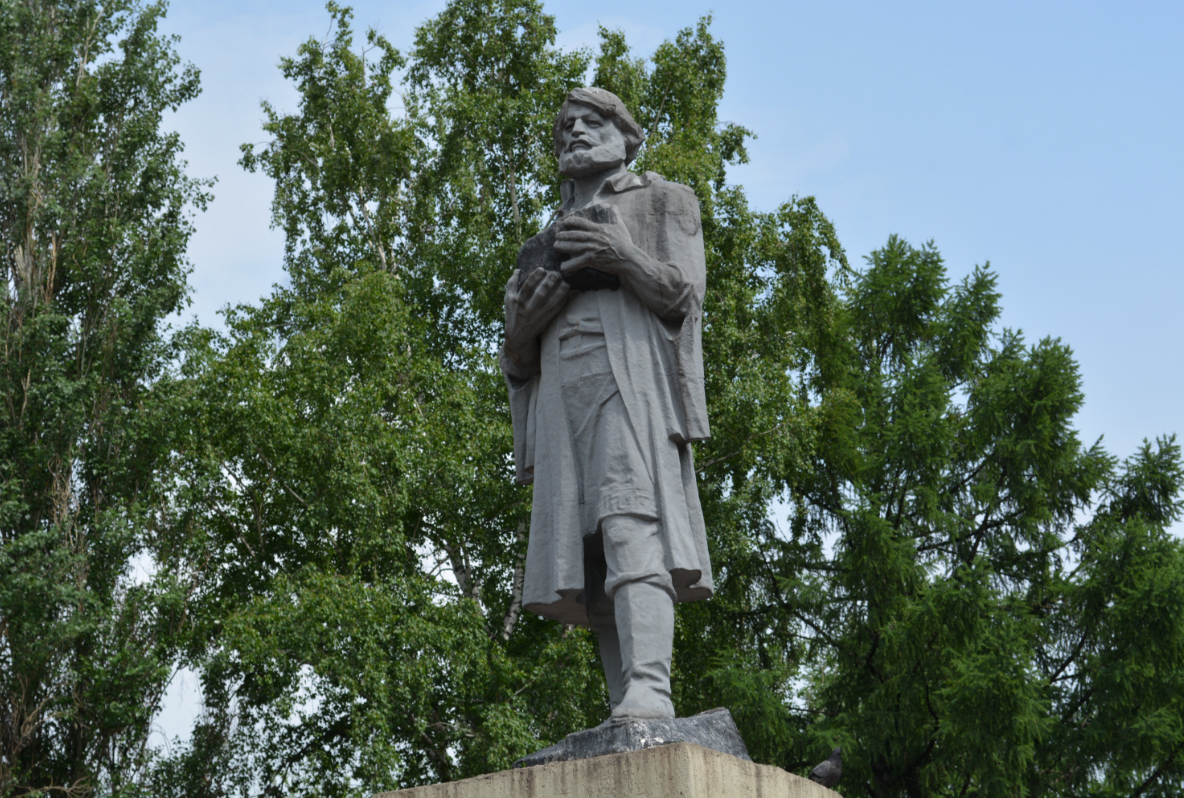 Монумент кузбасса. Памятник Михайло Волкову в Кемерово. Памятник Волкова Кемерово. Памятник Михайле Волкову. Волков памятник Кемерово.