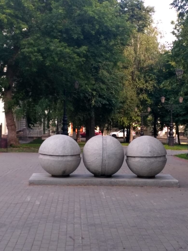 Архитектурный объект "три шурупа". Фото автора.