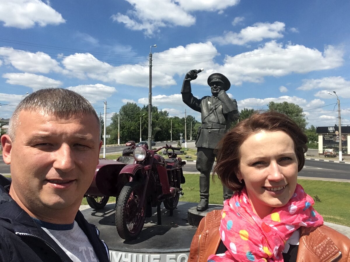 Около памятника Честному ГАИшнику