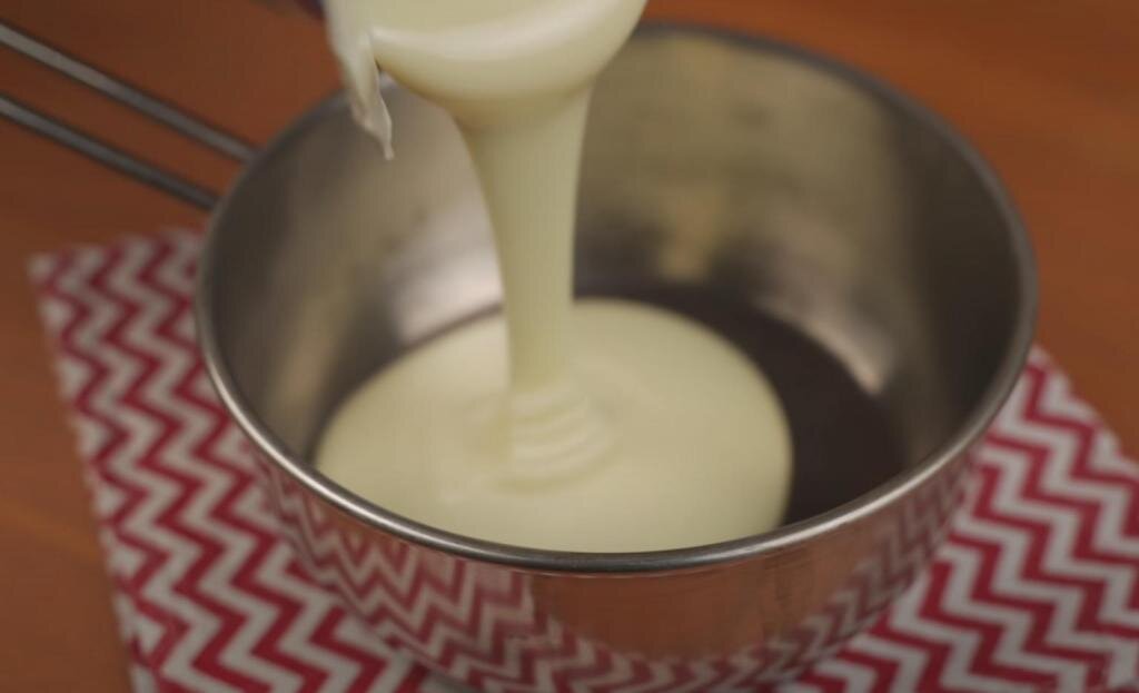 В сотейник с толстыми стенками вылить сгущенное молоко. 