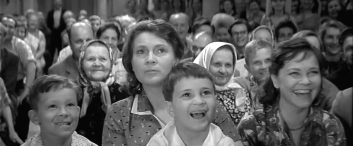 Любовь Соколова и Коля Соколов-Данелия (на коленях у мамы). Кадр из кинофильма "Тридцать три", 1965 г., режиссер Георгий Данелия, сценаристы Георгий Данелия, Валентин Ежов, Виктор Конецкий, композитор Андрей Петров (скриншот)