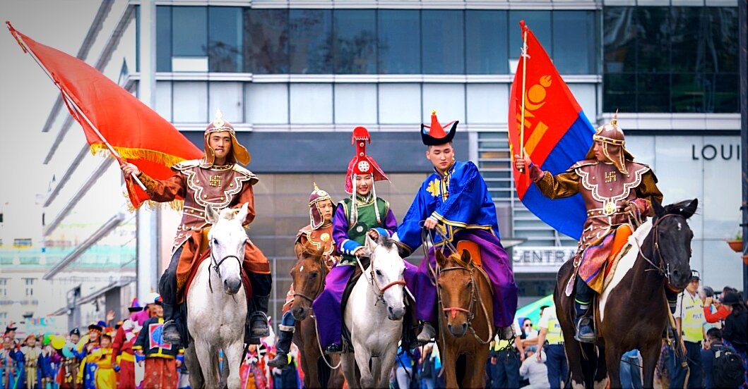 Столица Монголии Улан-Батор, фестиваль "Дээлтэй Монгол", 2016 год. Фото для иллюстрации с сайта https://asiarussia.ru/news/12946/, обработка автора