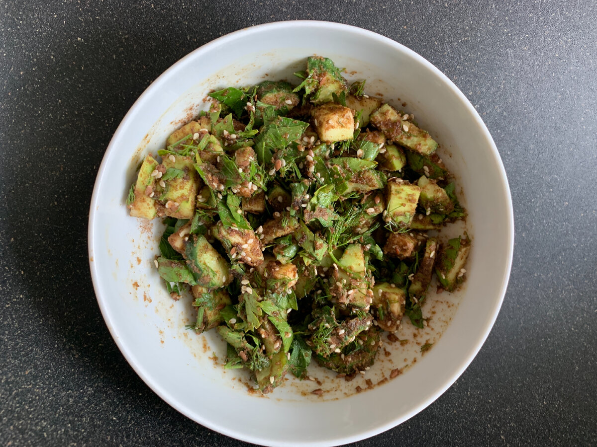 Овощной салат с льняной мукой и кунжутом. 