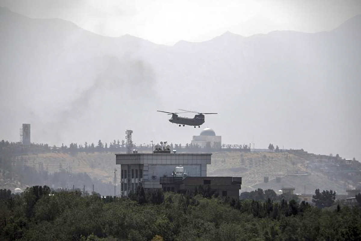 Военный вертолёт Chinook эвакуирует американское посольство в аэропорт Кабула. / Источник фото: apnews.com