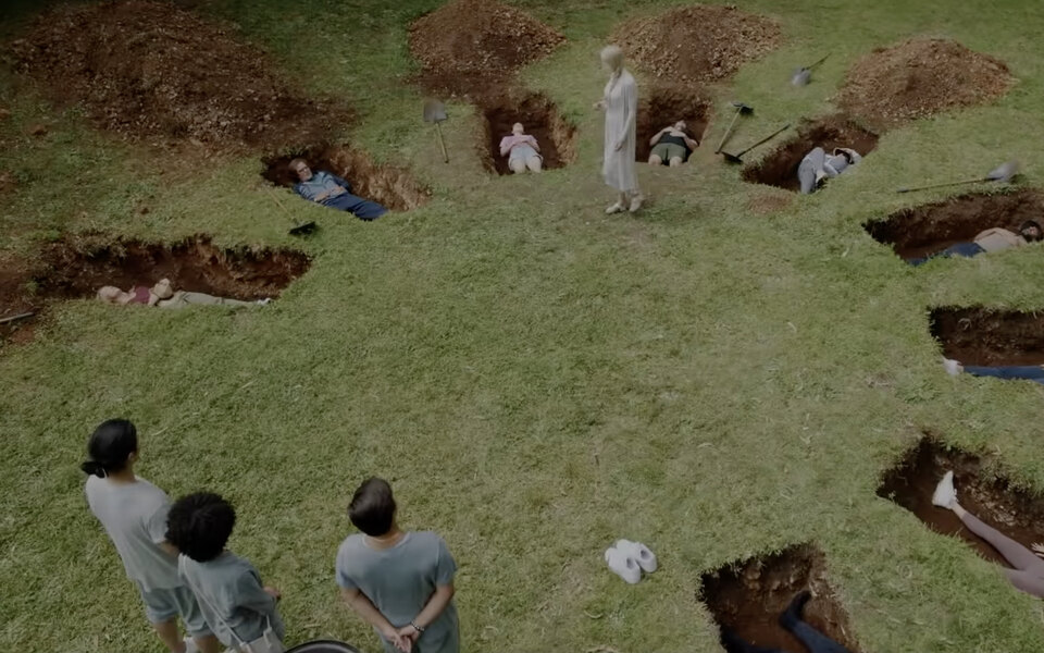 кадр из сериала " Девять совсем незнакомых людей"