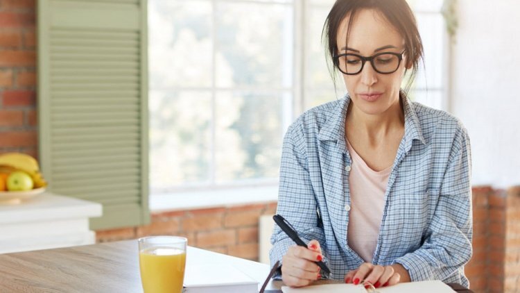 К числу типичных симптомов менопаузы относят: приливы, прекращение менструации, а также перепады настроения и повышенную раздражительность 