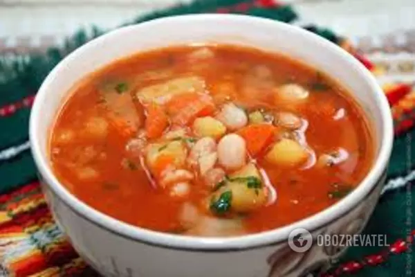 Суп подаем со сметаной и зеленью