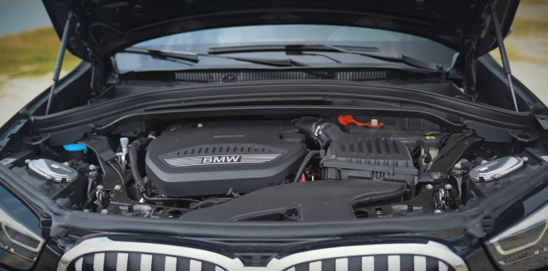 Так выглядит подкапотное пространство у кроссовера BMW X1 2020 года.